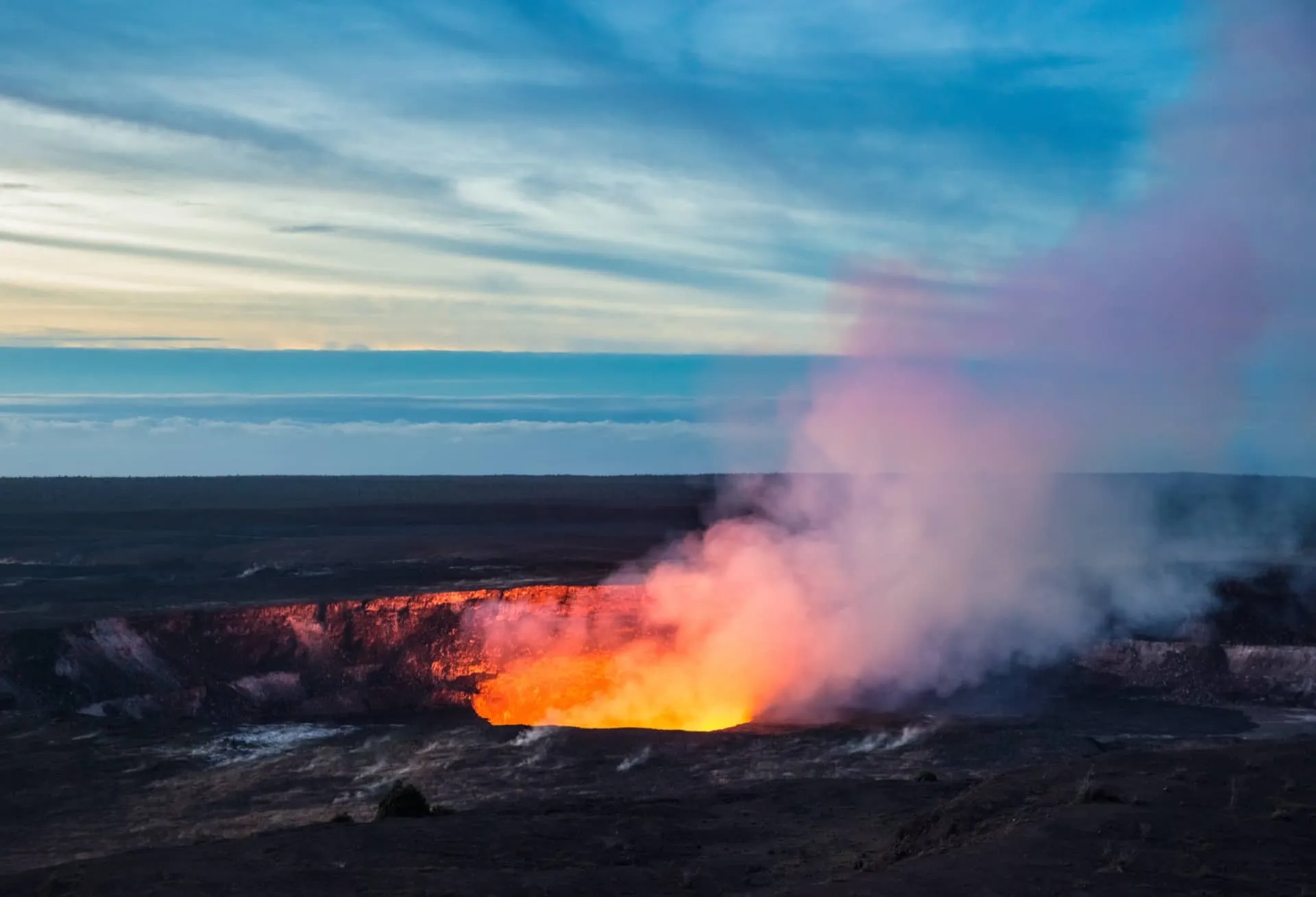 噴火口から火山の赤さが見えている様子